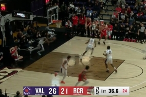 摔到篮架上！杨瀚森中路顺下接球上篮得分打破僵局 - 资讯配图