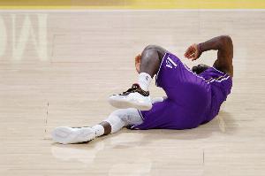 夸梅:詹姆斯是世界最差的演员 假摔就为了早退去吹牛老爹的派对 - 资讯配图