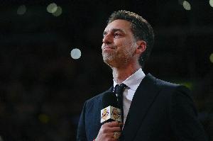 3年前的今天:湖人退役大加索尔球衣 悬挂在科比球衣旁 - 资讯配图