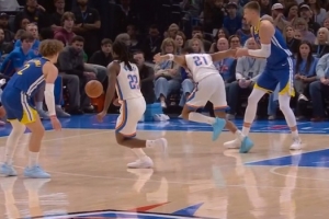 很值！双方拼抢出界给勇士球 雷霆挑战成功追加波津犯规在先 - 资讯配图