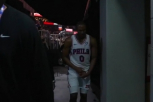 得不偿失！比赛已无悬念 马克西拼抢与博纳相撞&手指受伤回更衣室 - 资讯配图