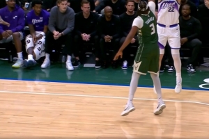 普通犯规！特纳对菲利波夫斯基三分犯规 裁判回看未升级 - 资讯配图