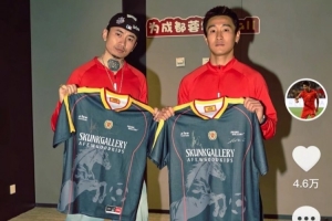 文体不分家，韦世豪社媒庆祝蓉城新赛季首胜，晒出与马思唯合影 - 资讯配图