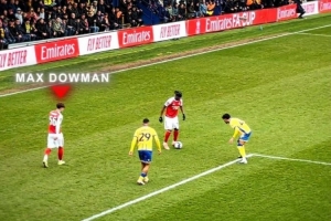 骄傲!道曼父亲现场观看阿森纳足总杯比赛,见证道曼的出色表现 - 资讯配图