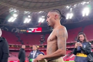 展现亲和力!拉菲尼亚赛后将球衣送给场边小球迷 - 资讯配图