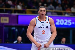 下半场没怎么表现！洛夫顿10中5拿10分4板10助 两次自抛自扣失败 - 资讯配图