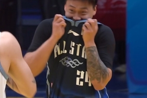 真·没脸见人了！赵睿侧翼超远三分投出三不沾 自己拿衣服捂脸 - 资讯配图