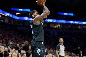 苦苦支撑！爱德华兹第三节再砍14分 三节15中8轰下31分 - 资讯配图