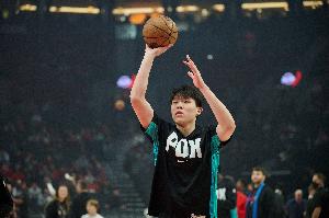 填满数据栏！杨瀚森篮下补防迎面大帽对手扣篮 - 资讯配图