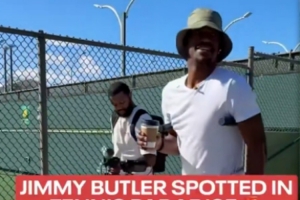 术后26天!巴特勒拄双拐亮相网球场 手持咖啡 拥抱好友兹维列夫 - 资讯配图