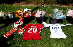 过分！部分球迷要求AI生成关于惨案和若塔的内容，利物浦已举报 - 资讯配图