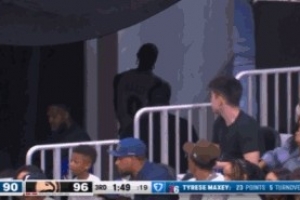 毫无征兆啊！马克西第三节末段突然自己走回更衣室 - 资讯配图