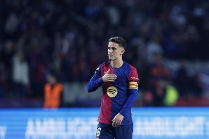 世体：巴萨本轮联赛佩戴黑纱比赛，以对加维去世的祖母表达悼念 - 资讯配图