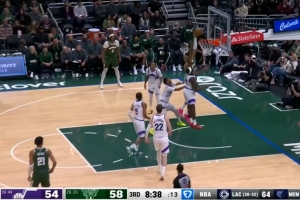 这个位置无人可挡！字母哥篮下隔人暴起单臂砸扣2+1 - 资讯配图