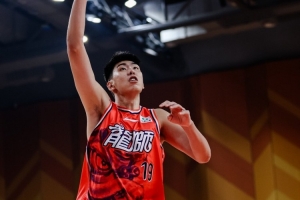 尽情展现!徐昕半场8中8砍17分 多次上演空接暴扣&三分一投即中 - 资讯配图