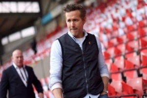 记者:雷克瑟姆老板雷诺兹和麦克艾伦尼观战切尔西vs本队比赛 - 资讯配图