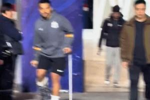 遭盖伊误伤!李可赛后拄拐离开球场,右脚穿戴脚踝固定护具 - 资讯配图