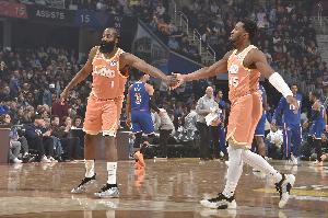 骑士vs绿军首发:登球大战双探花 迪恩·韦德&梅里尔在列 - 资讯配图