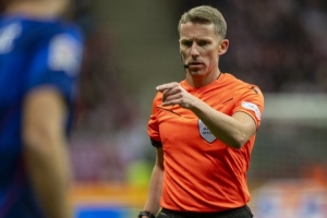 巴黎vs切尔西首回合裁判：西班牙裁判亚历杭德罗·埃尔南德斯执法 - 资讯配图