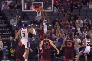 小个子大能量！基利安·海斯长传助飞蒙克空接隔扣迪林厄姆！ - 资讯配图