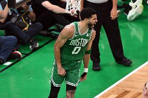 米切尔：塔图姆打得有些犹豫很正常 歇了10个月打成这样已很惊艳 - 资讯配图