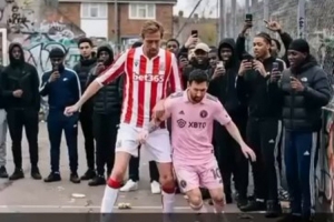 克劳奇晒抢断梅西破门AI视频:我告诉孩子们,快来看你爸的表现 - 资讯配图