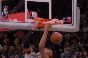 谁能挡我！文班反击冲进四人重围 无视防守直接背身双手暴扣2+1 - 资讯配图