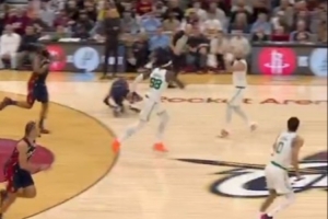 后场罚球线送空接！美媒：哈登这记助攻是历史最佳传球之一 - 资讯配图