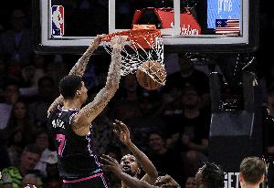 12分6板！阿德巴约：韦尔正在慢慢成长 球队越来越信任他了 - 资讯配图