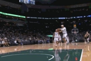 玩起来了！萨格斯面对空篮不贪功胯下助攻班凯罗扣篮得分 - 资讯配图