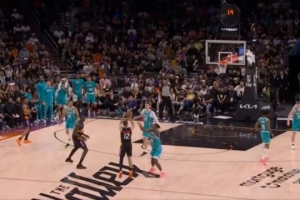 你小子真有谱啊！吉莱斯皮刚过中线 踩着logo扔进压哨三分！ - 资讯配图