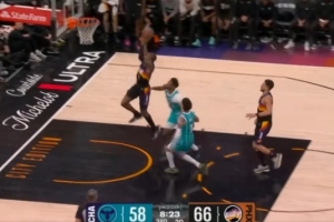 一飞冲天！罗伊斯·奥尼尔抢断 布克助攻杰伦·格林反击暴扣 - 资讯配图