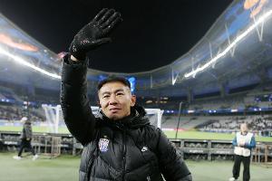 沪媒谈于汉超教练席首秀：不时记录观察，坐姿有点和斯卢茨基相似 - 资讯配图