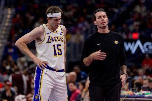 雷迪克:里夫斯今天表现非常出色 面对身材高大的对手打得很强硬 - 资讯配图