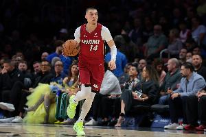 得分能力真强！希罗次节连得8分引领进攻波 半场砍16分4板2助 - 资讯配图