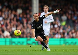 去年夏天刚加盟！斯基拉：哈维·西蒙斯可能今夏离开热刺 - 资讯配图