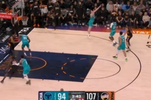 出手就有！吉莱斯皮接锅直接扔进高难度压哨三分球 - 资讯配图