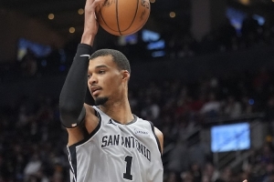 文班：我们想发挥出最佳水平 我有时仍需要有球在手并主导进攻 - 资讯配图