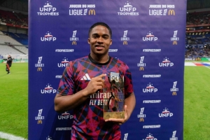 两场3球1助！对阵巴黎FC之前，恩德里克领取法甲1月最佳球员奖杯 - 资讯配图