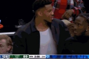 为数不多的开心时刻！字母哥哥一条龙扣篮 字母哥替补席高兴鼓掌 - 资讯配图