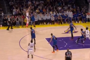 拿手绝活！东契奇谈单脚压哨三分：球离手的时候我感觉很好 - 资讯配图