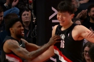 拓媒：杨瀚森扣篮后韦斯利跟疯了一样 就像观战的开拓者球迷 - 资讯配图