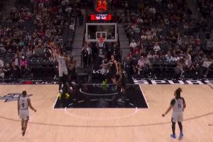 我休息好了！文班投完3分直接冲前场板 顶着防守强硬2+1独得8分 - 资讯配图