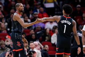 奋力反击！阿门助攻杜兰特中投命中 火箭反超马刺1分 - 资讯配图