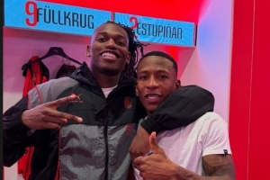 莱奥社媒晒与埃斯图皮尼安合照:你配得上这一切,兄弟 - 资讯配图