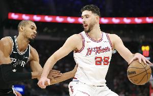 对抗给足了！申京低位背打文班亚马到篮下得分 - 资讯配图