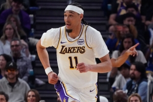 雷迪克：海斯本赛季进步很大 低位垂直防守他是队里做得最好的 - 资讯配图