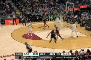 打手了？哈登单挑塔图姆撤步三分不中 蹦着向裁判示意被犯规 - 资讯配图