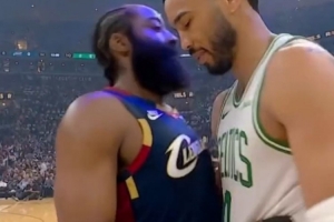 哈登赛前拥抱塔图姆：为你骄傲 恭喜复出 - 资讯配图