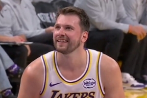 忍不住了！东契奇造了前队友布伦森犯规 拍对方屁股+咧嘴笑 - 资讯配图